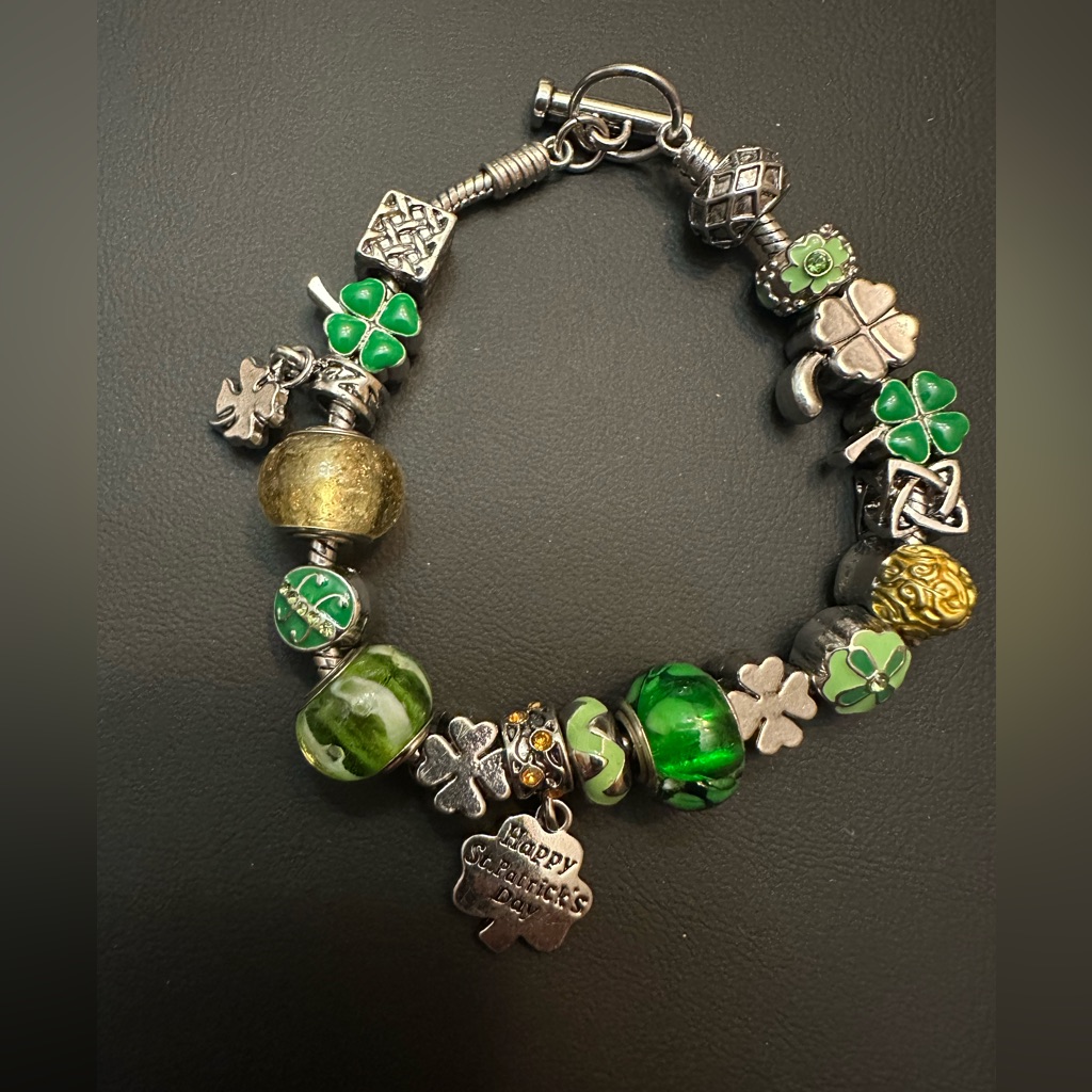 Willabee And Ward “Happy St. Patrick’s Day” Charm Bracelet Size 8”